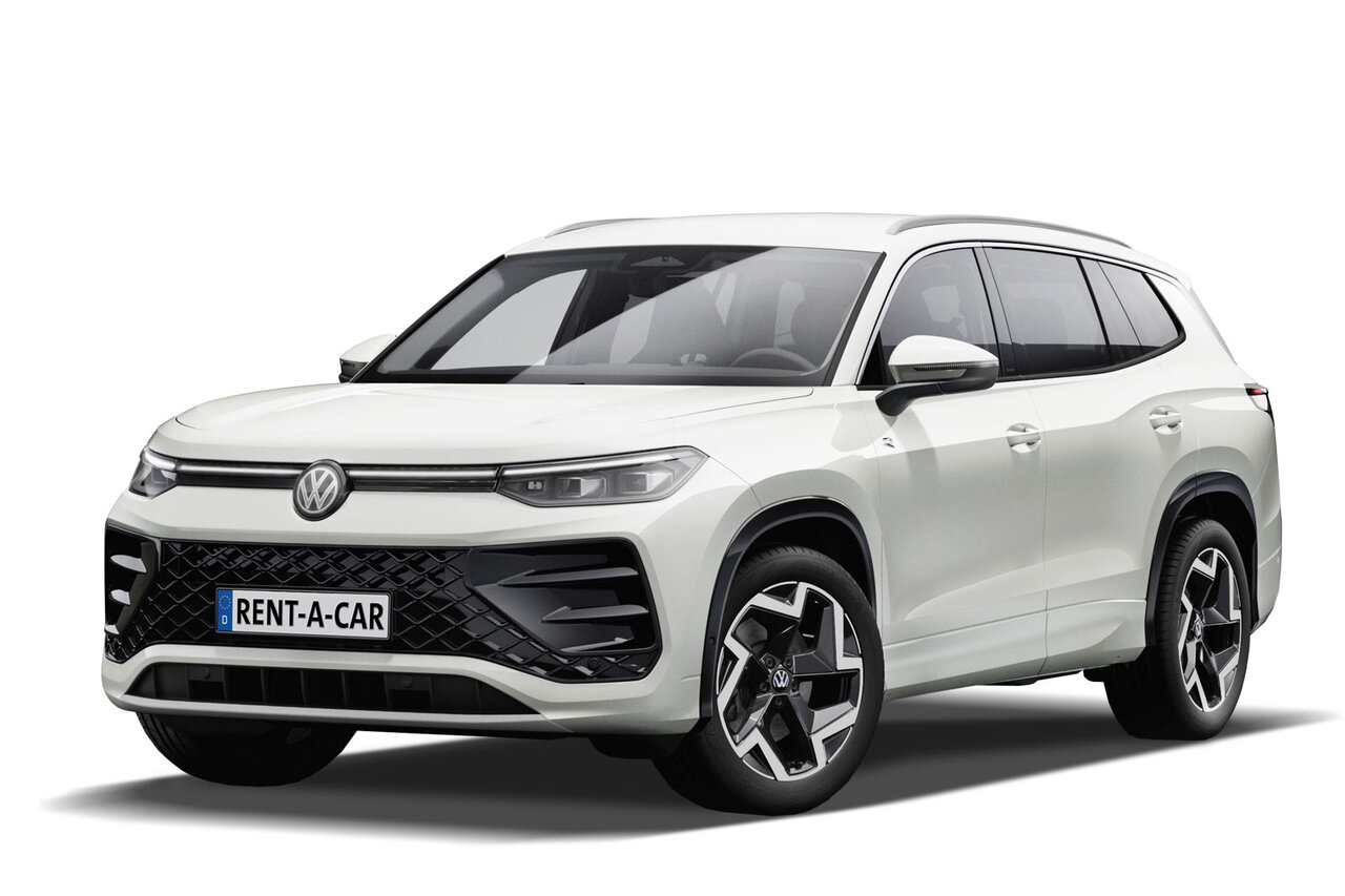 Weißer VW Tayron steht schräg seitlich vot weißem Hintergrund