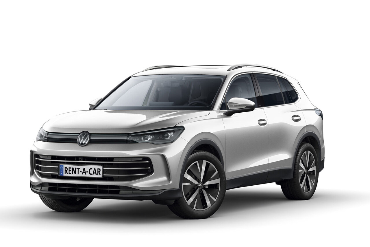 Silberner VW Tiguan steht schräg seitlich vor weißem Hintergrund