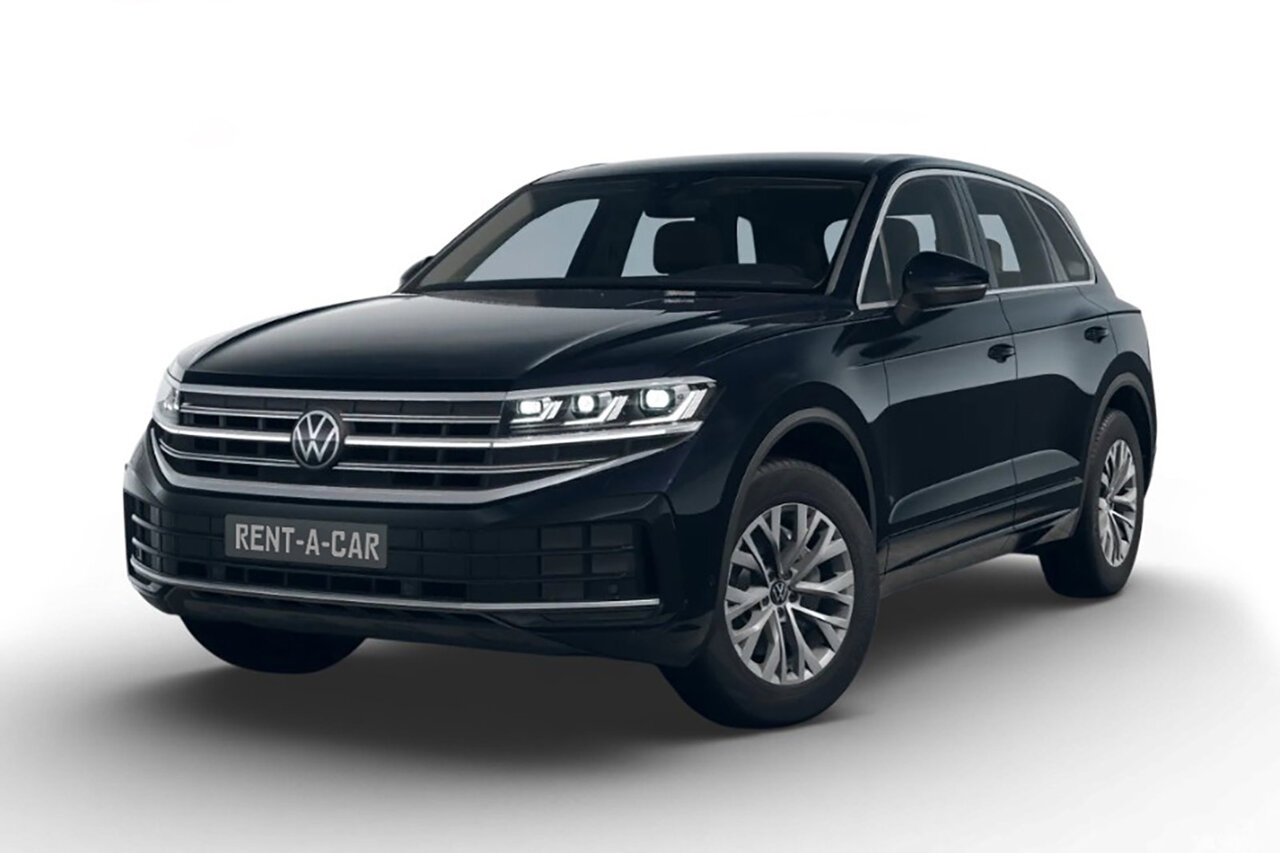 Schwarzer VW Touareg steht schräg seitlich vor weißem Hintergrund