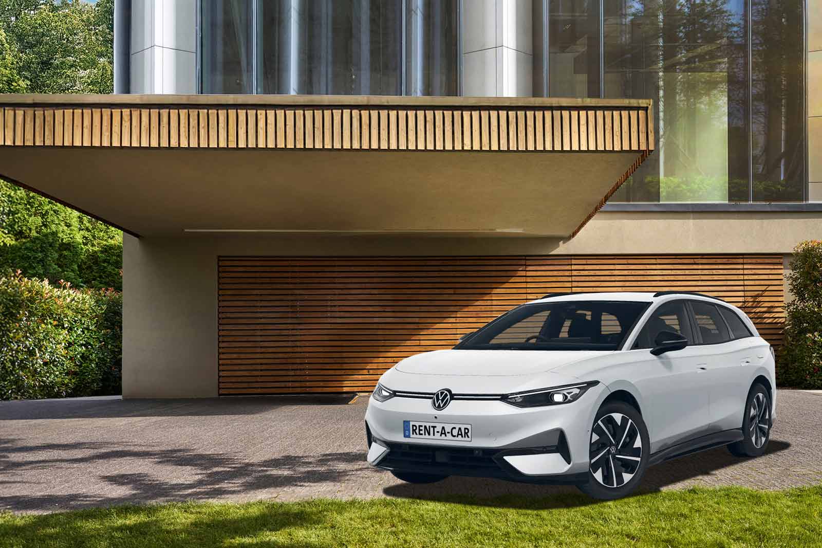Weißer VW ID.7 steht vor einem futuristischem Gebäude